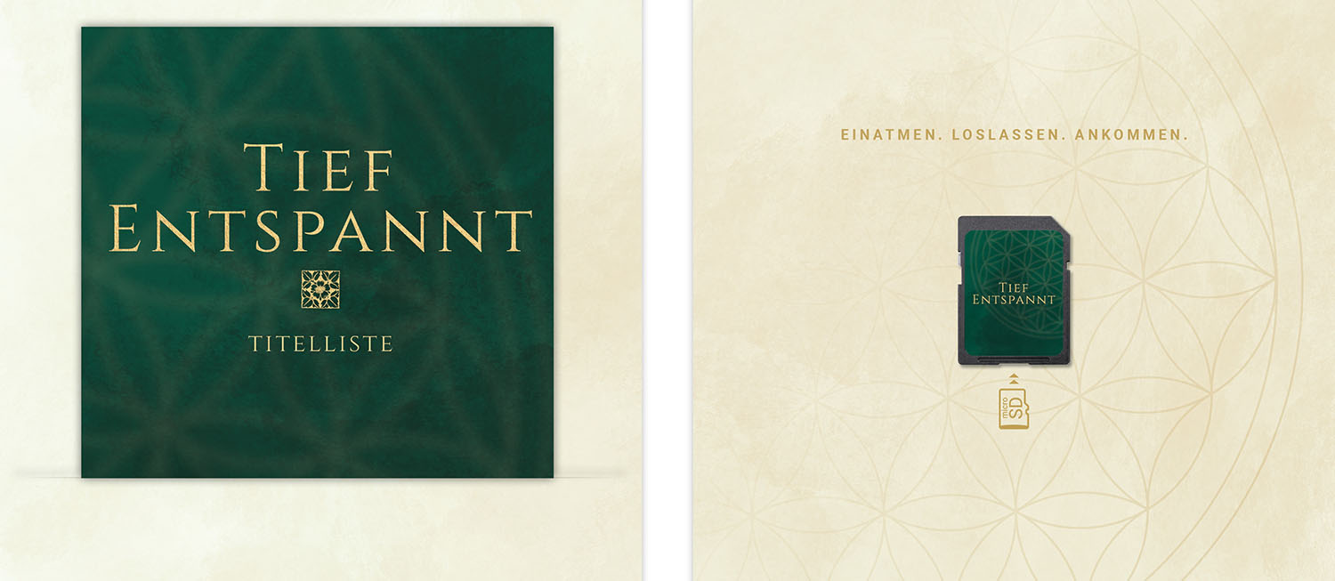 Two-page advertisement: left shows a dark green square cover with gold text 'TIEF ENTSPANNT' and 'TITELLISTE'; right shows a beige patterned background with a green card and a small SD card beneath, plus the line 'EINATMEN. LOSLASSEN. ANKOMMEN.'